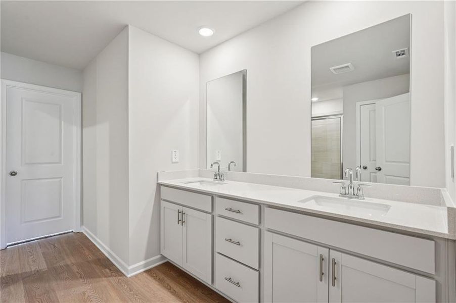 Furnished interior view inside a new home in Ivey Township, Dallas (Image 11).