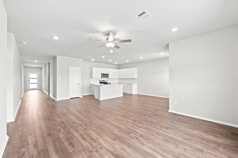 Spacious, unfurnished interior of a new home in Laurel Landing, Alvin (Image 26).