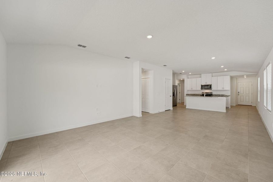 Spacious, unfurnished interior of a new home in Kings Preserve, Jacksonville (Image 22).