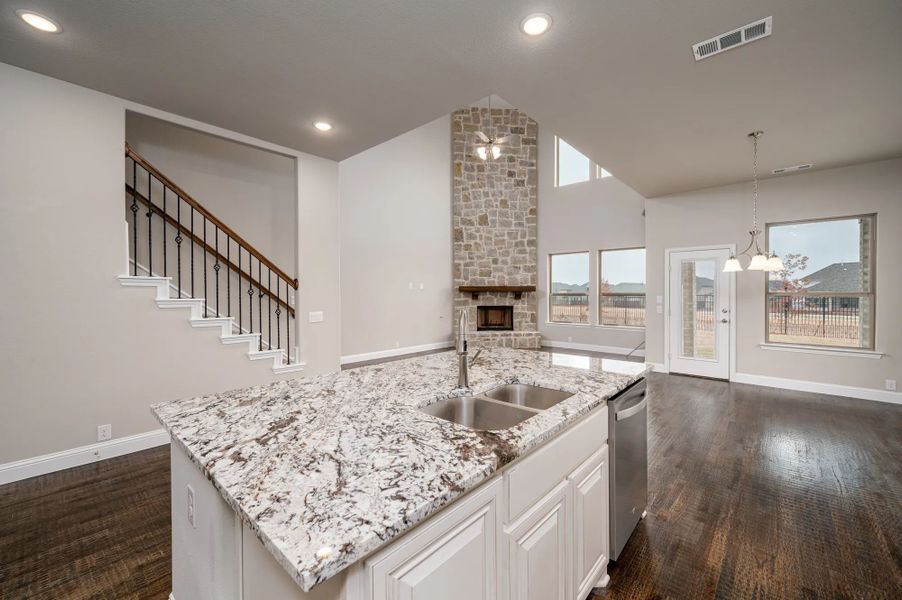 Representative furnished interior of a home built from the Basalt by Stonehollow Homes in Meadow Vista, Anna (Image 9).