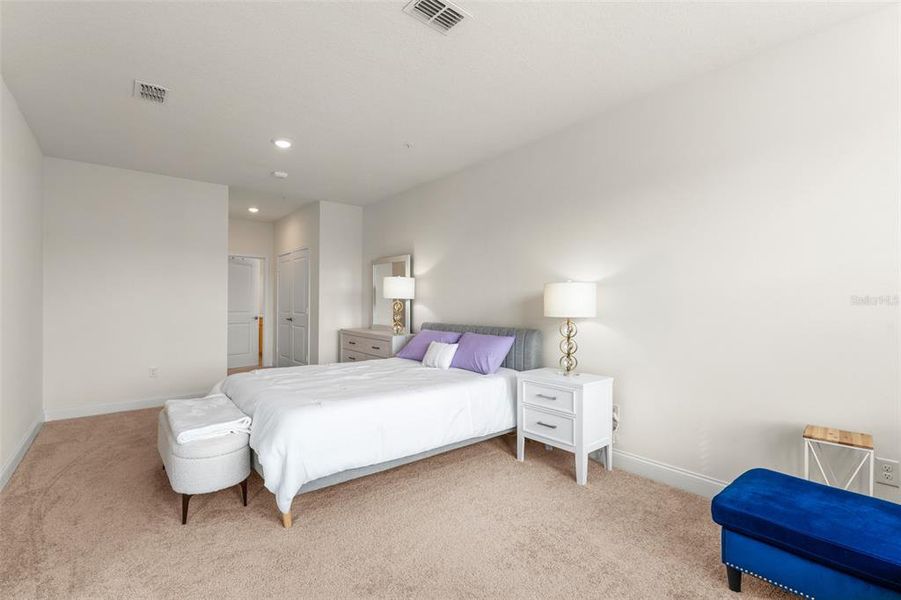 Furnished interior view inside a new home in , Orlando (Image 27).