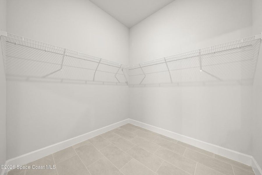 Spacious, unfurnished interior of a new home in St. John's Preserve, Palm Bay (Image 11).