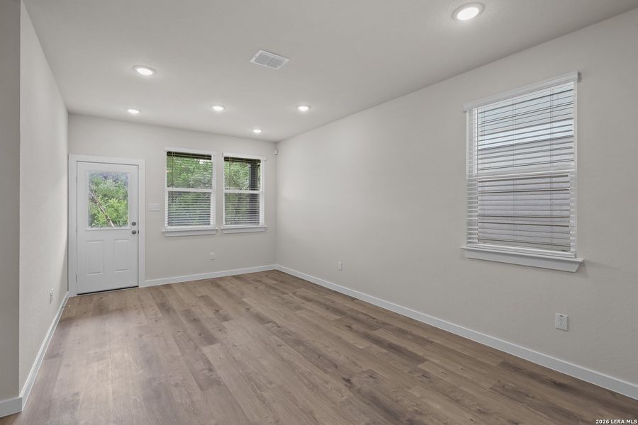 Spacious, unfurnished interior of a new home in Rosemont Hill, San Antonio (Image 27).