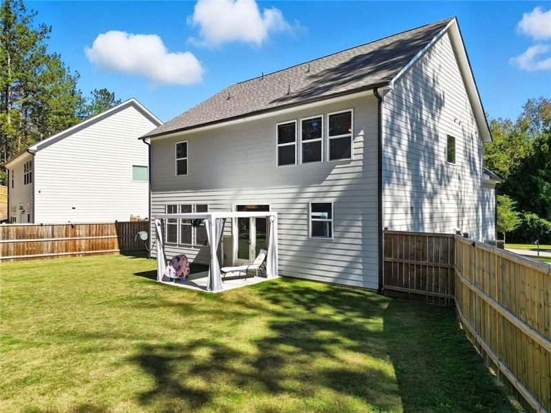 Exterior details and patio area of a home in Riverwood, Dallas (Image 31).