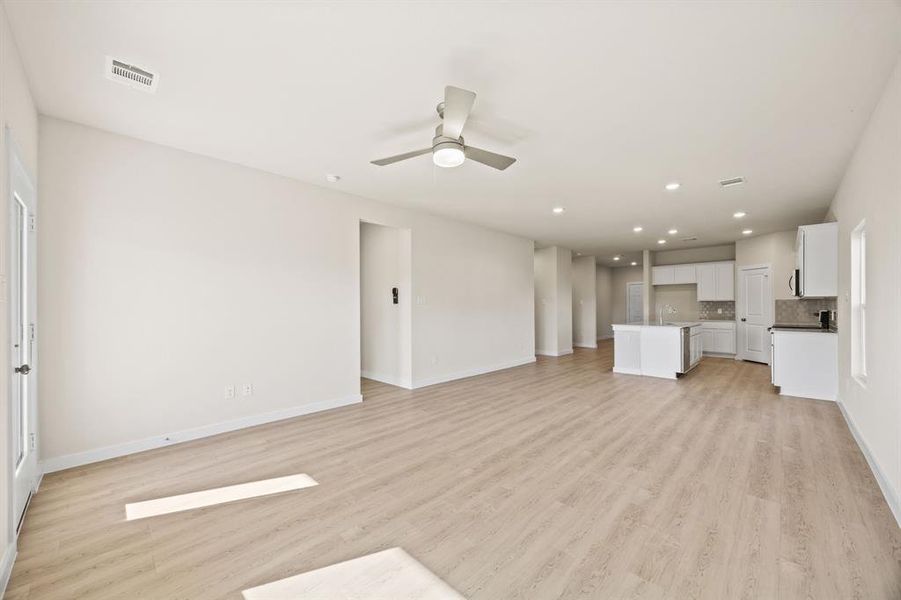 Spacious, unfurnished interior of a new home in MiraVerde, Crowley (Image 10).
