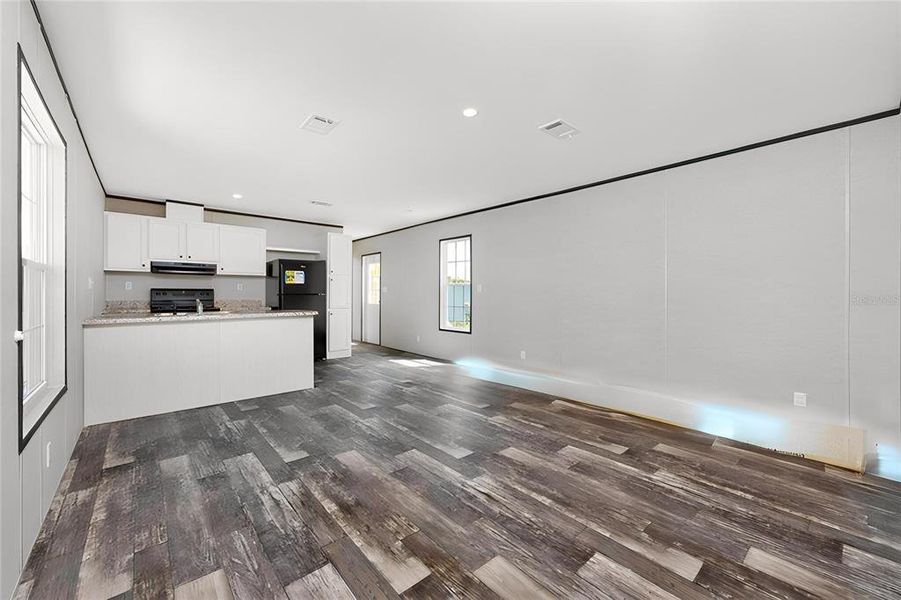 Spacious, unfurnished interior of a new home in , Port Charlotte (Image 12).