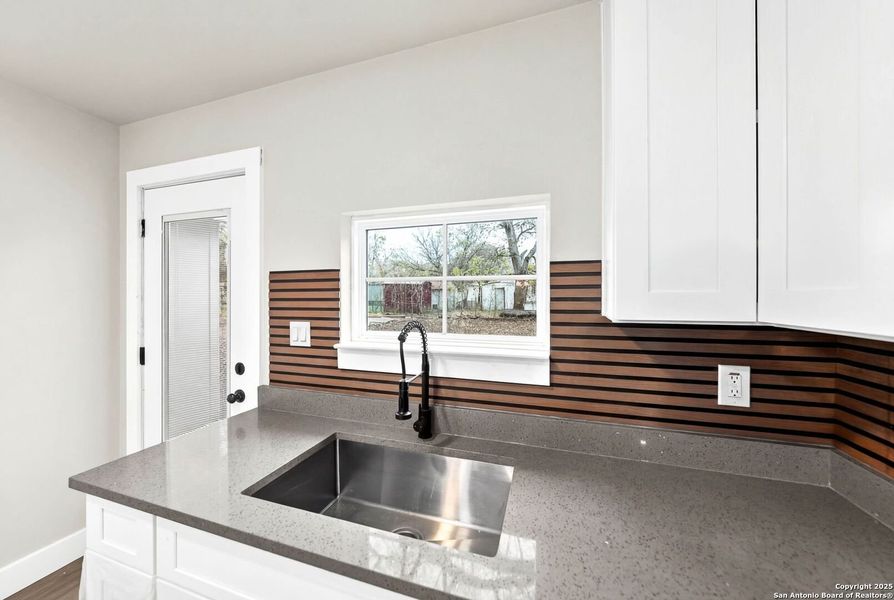 Furnished interior view inside a new home in , Seguin (Image 9).