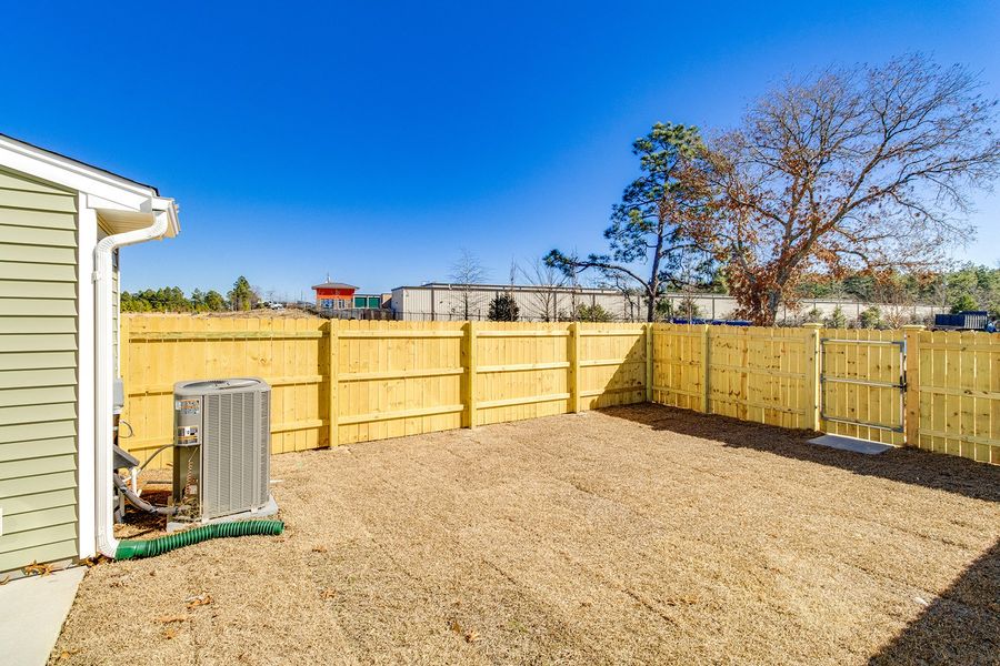 Exterior details and patio area of a home in Astoria, Columbia (Image 19).