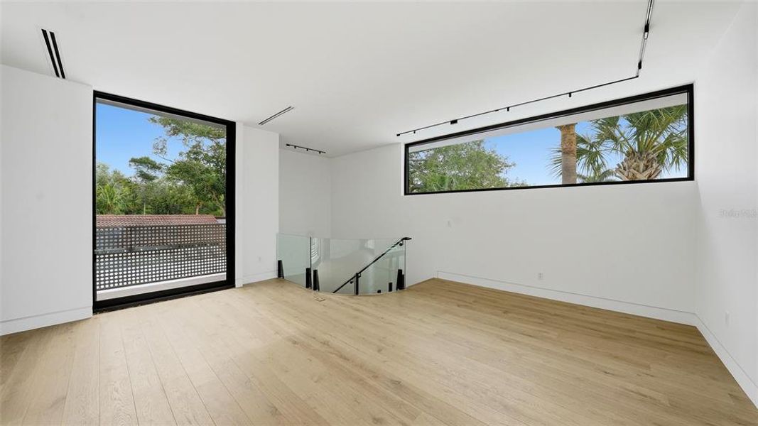 Spacious, unfurnished interior of a new home in , Sarasota (Image 17).