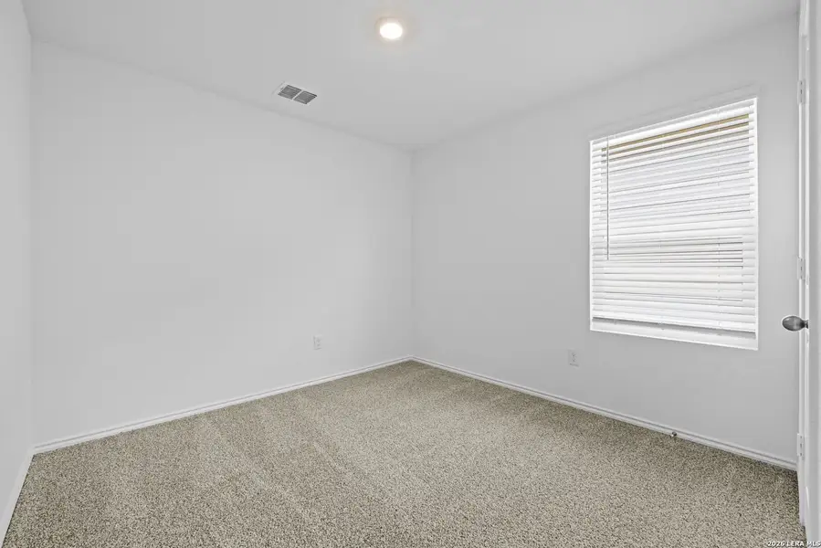 Spacious, unfurnished interior of a new home in Stonehill, San Antonio (Image 10).