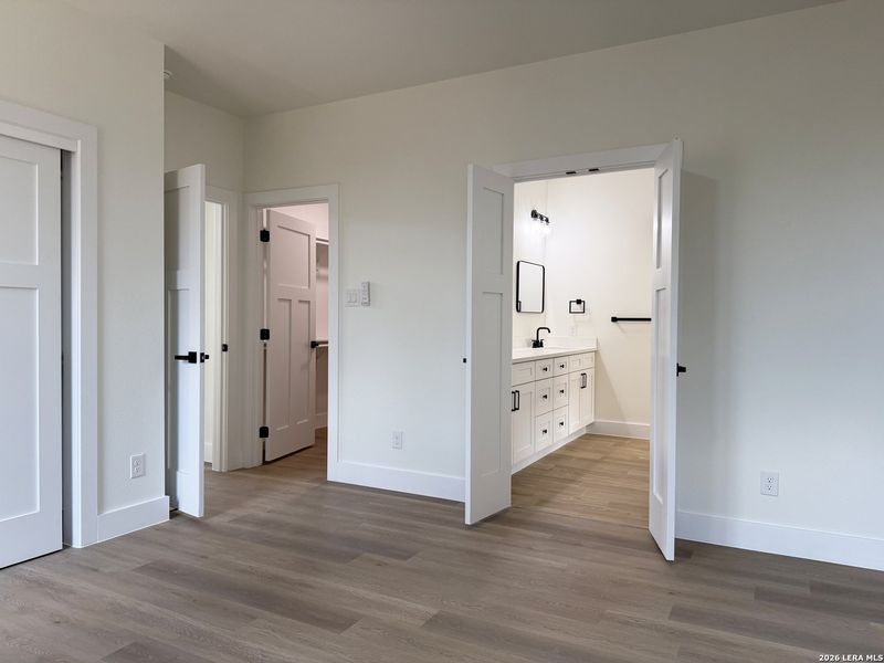 Spacious, unfurnished interior of a new home in , San Antonio (Image 20).