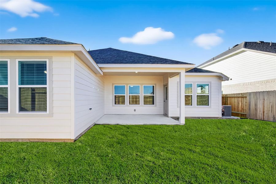 Exterior details and patio area of a home in Rollingbrook Estates, Baytown (Image 3).