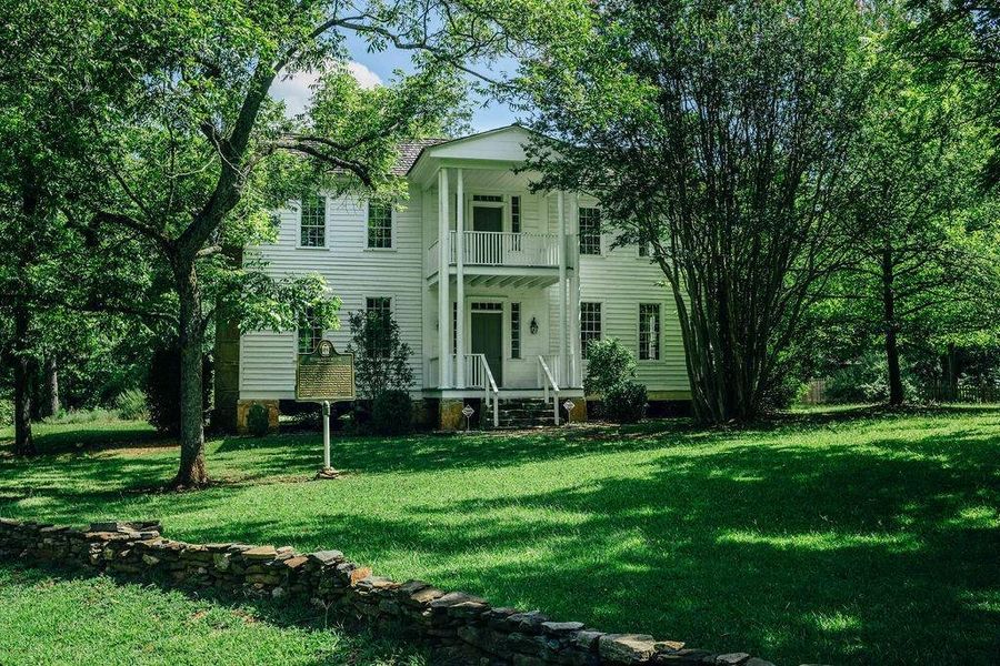 Exterior details and patio area of a home in Pinecrest Ridge, Dacula (Image 4).