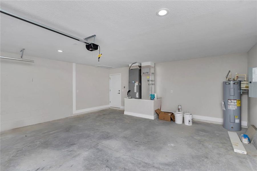 Spacious, unfurnished interior of a new home in , Ocala (Image 11).