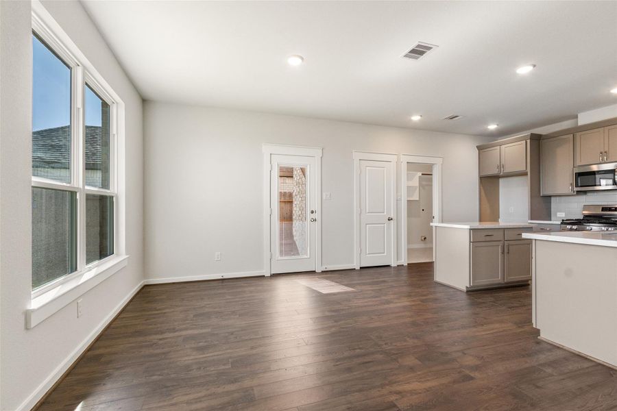 Spacious, unfurnished interior of a new home in Sunterra, Katy (Image 16).