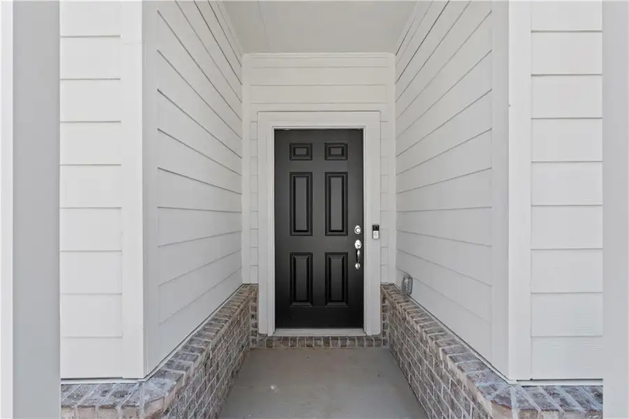 Exterior details and patio area of a home in Avery Ridge, Gainesville (Image 20).