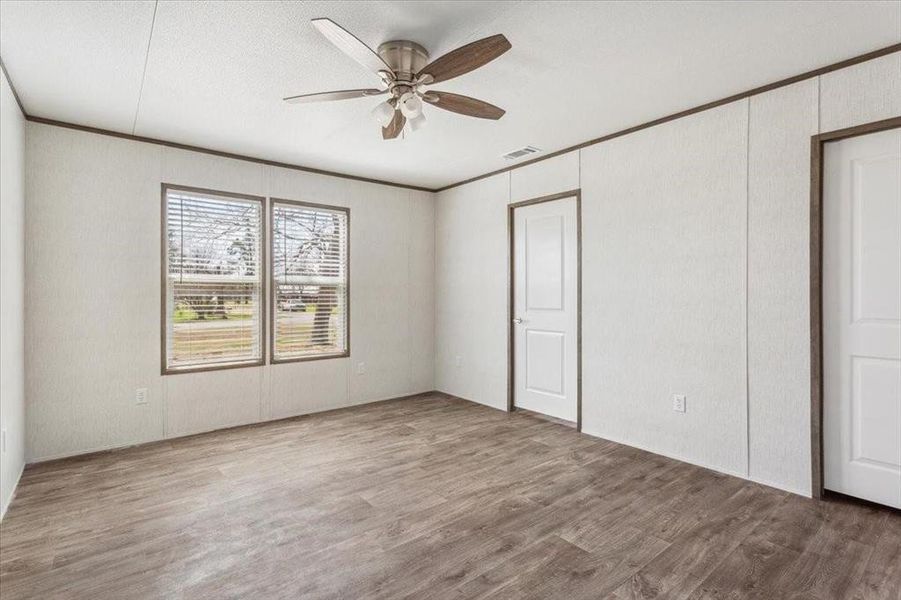 Spacious, unfurnished interior of a new home in , Mexia (Image 11).