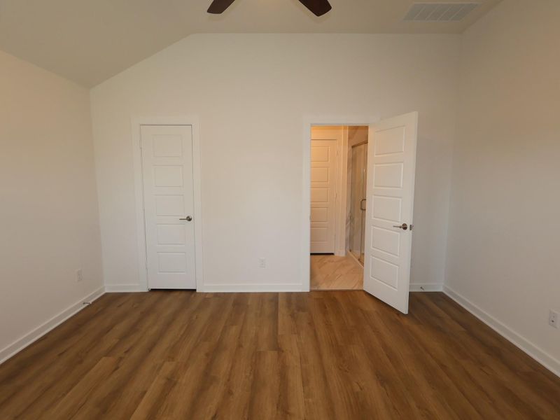 Spacious, unfurnished interior of a new home in Summerview, Fulshear (Image 9).