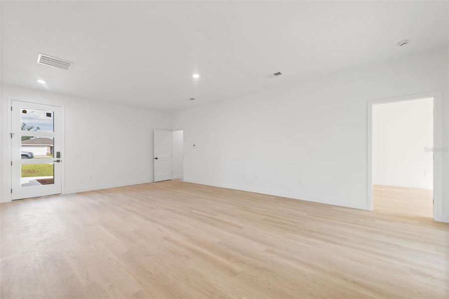 Spacious, unfurnished interior of a new home in , Ocala (Image 27).