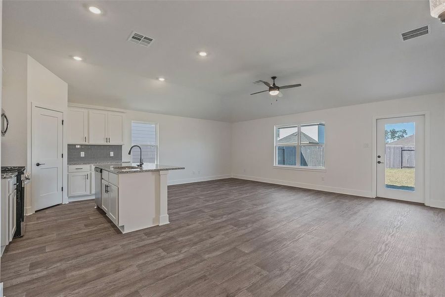 Spacious, unfurnished interior of a new home in Grand Oaks Reserve, Cleveland (Image 18).