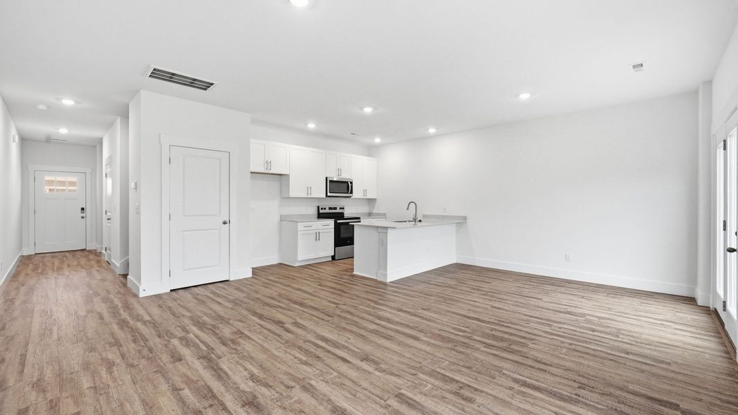 Spacious, unfurnished interior of a new home in Fieldcrest Acres Townhomes, Blountville (Image 10).
