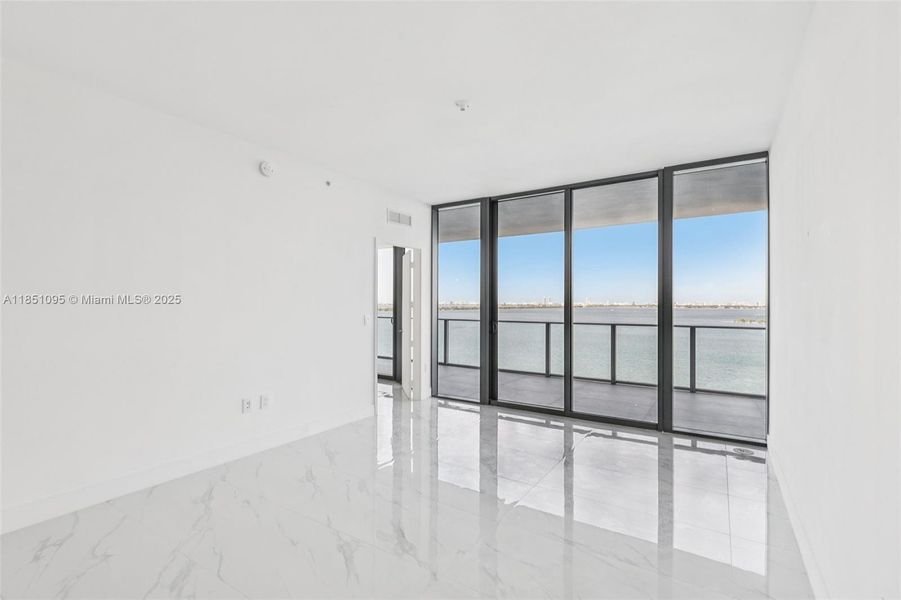 Spacious, unfurnished interior of a new home in Aria Reserve, Miami (Image 12).