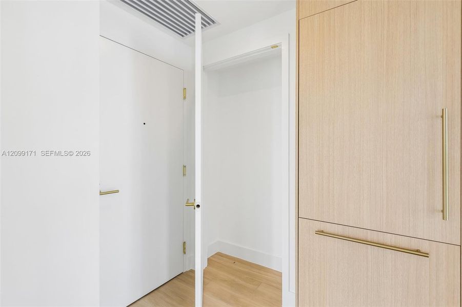 Spacious, unfurnished interior of a new home in , Miami (Image 25).