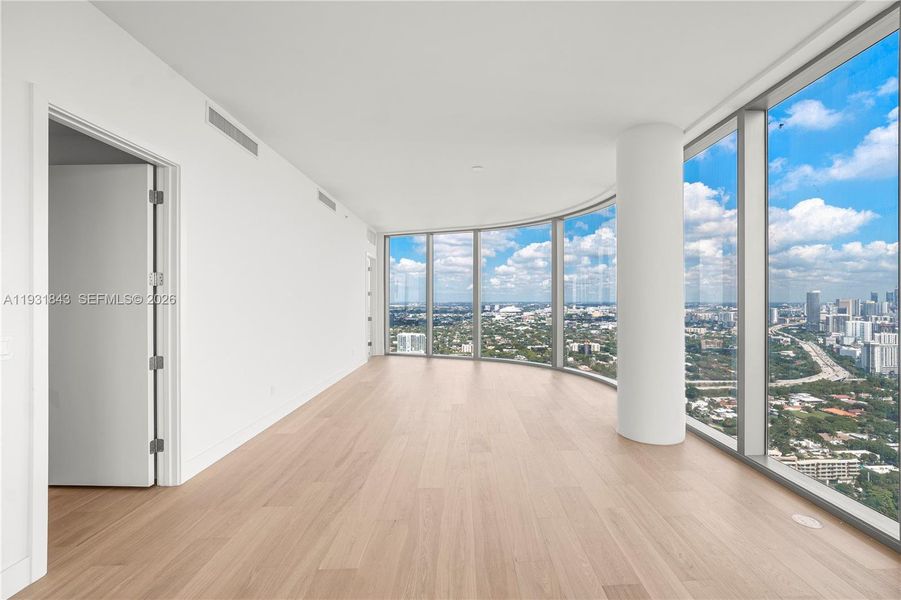 Spacious, unfurnished interior of a new home in Una Residences, Miami (Image 29).