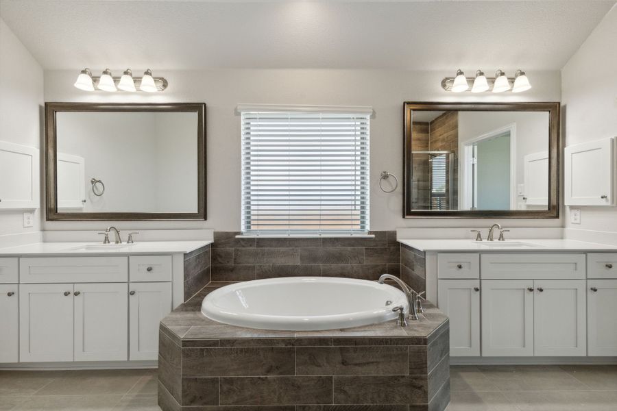 Furnished interior view inside a new home in Oaks of North Grove, Waxahachie (Image 11).