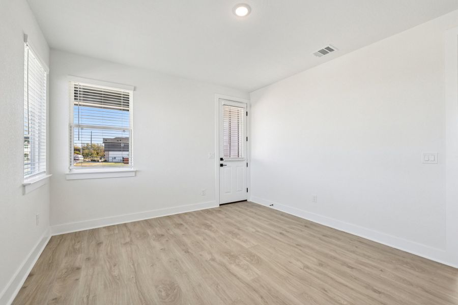 Spacious, unfurnished interior of a new home in Foxfield, Austin (Image 42).