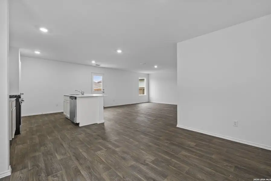 Spacious, unfurnished interior of a new home in Avenida, Converse (Image 24).