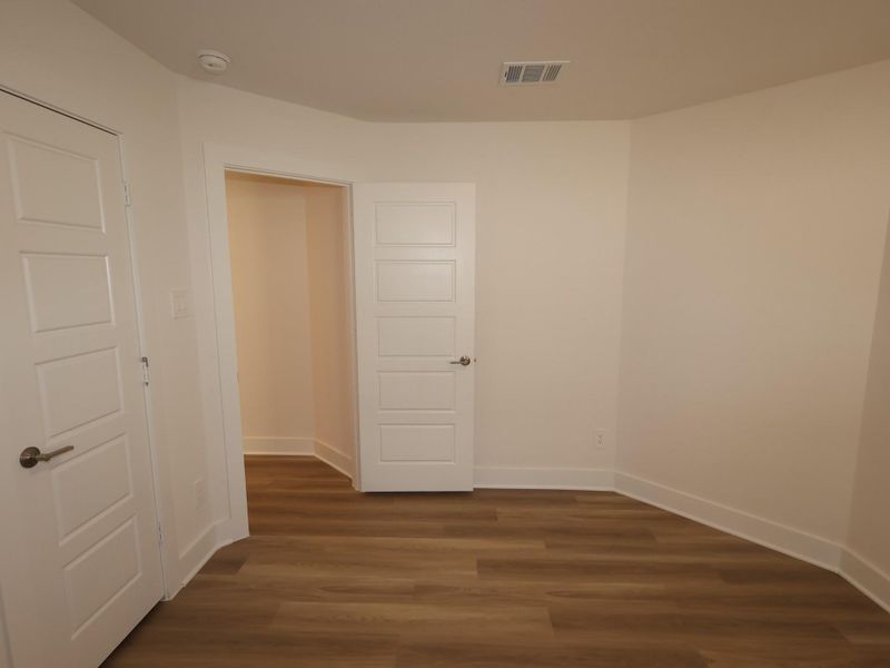 Spacious, unfurnished interior of a new home in Lone Star Landing, Montgomery (Image 30).