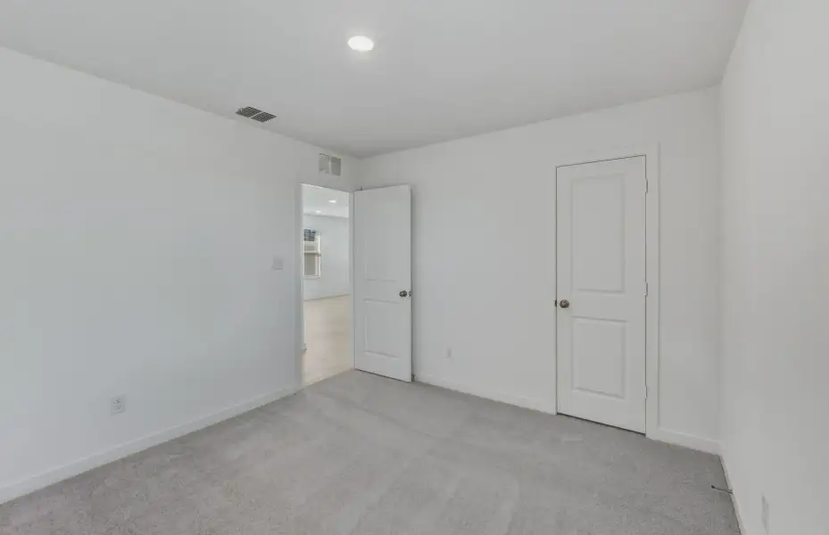 Spacious, unfurnished interior of a new home in Sunfield, Buda (Image 32).