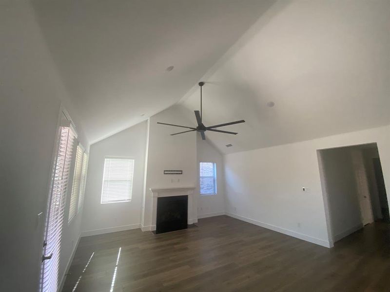 Spacious, unfurnished interior of a new home in Creekshaw, Royse City (Image 11).