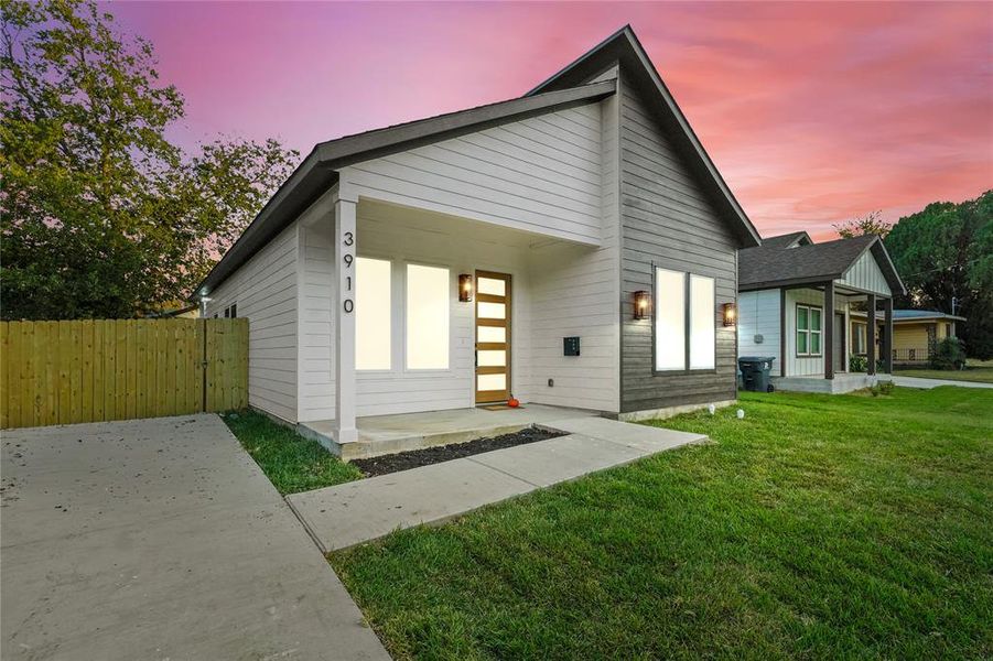 Exterior details and patio area of a home in , Dallas (Image 3).