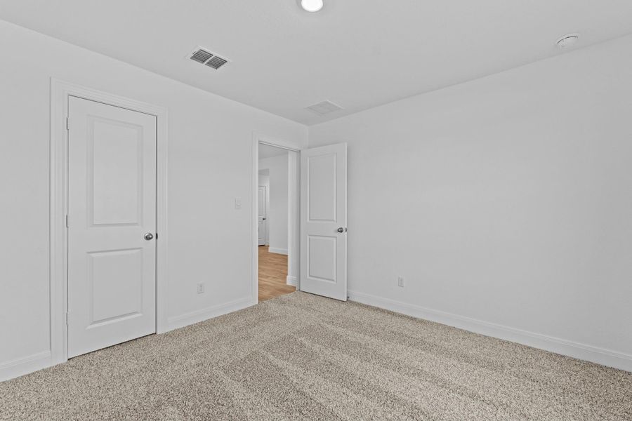 Spacious, unfurnished interior of a new home in Railhead, Cedar Creek (Image 14).