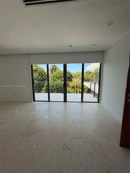 Spacious, unfurnished interior of a new home in , Key Biscayne (Image 6).