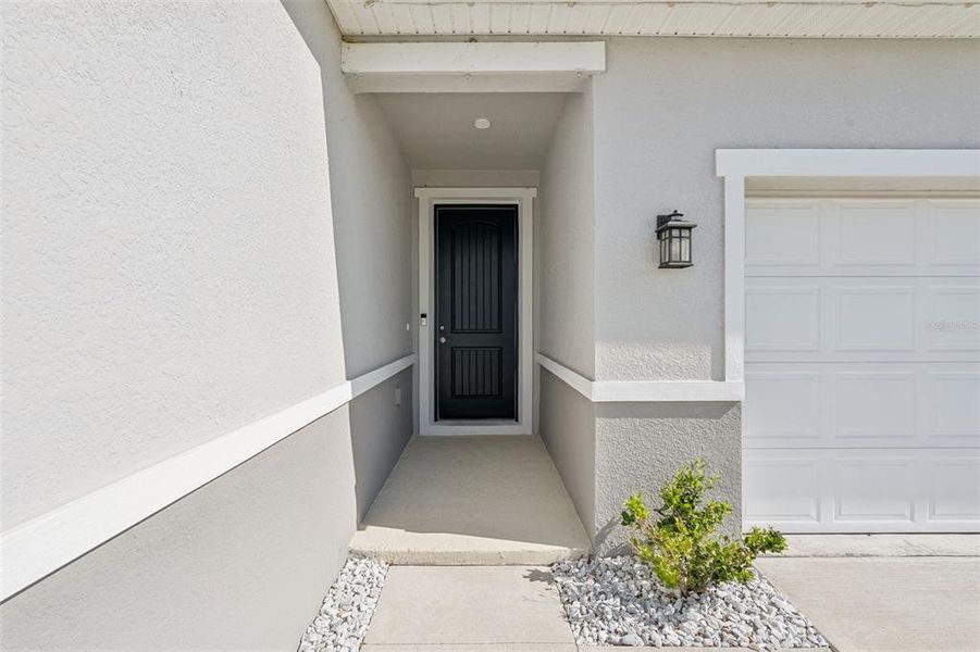 Exterior details and patio area of a home in , Mascotte (Image 3).