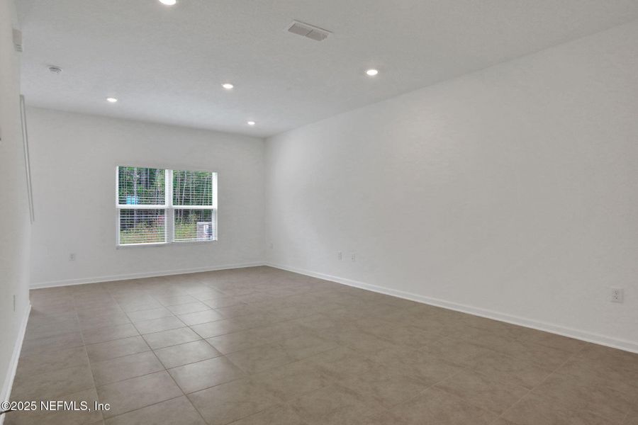 Spacious, unfurnished interior of a new home in Atlantis Pointe, Middleburg (Image 32).