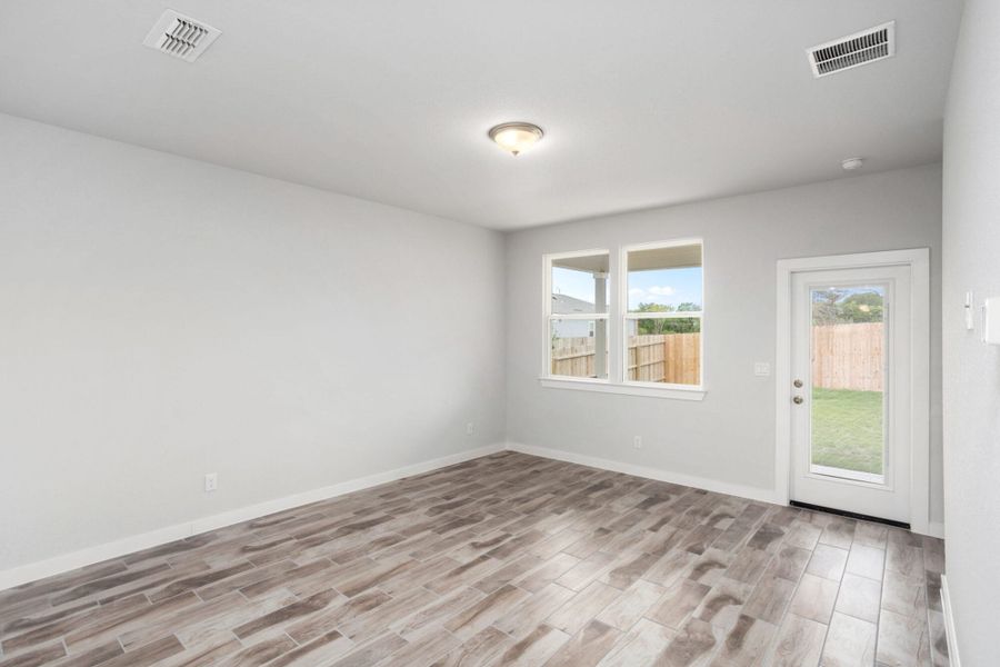 Spacious, unfurnished interior of a new home in Weston Oaks, San Antonio (Image 14).