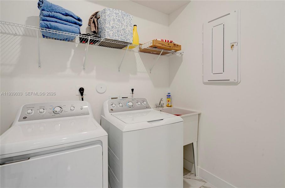 Close-up of interior finishes inside a home in Crescent Ridge, Davie (Image 20).
