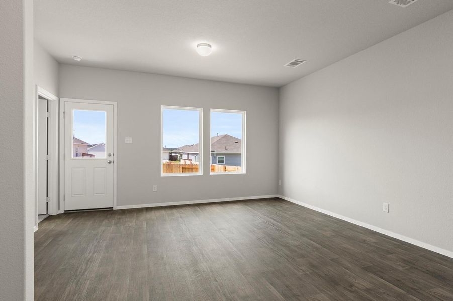 Spacious, unfurnished interior of a new home in Cloverleaf, Austin (Image 16).