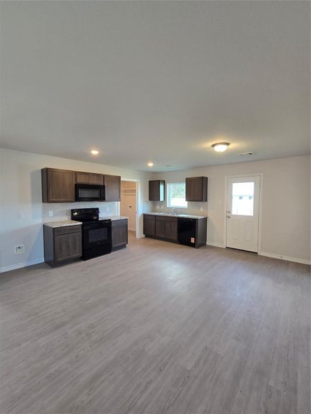 Spacious, unfurnished interior of a new home in , Baytown (Image 10).