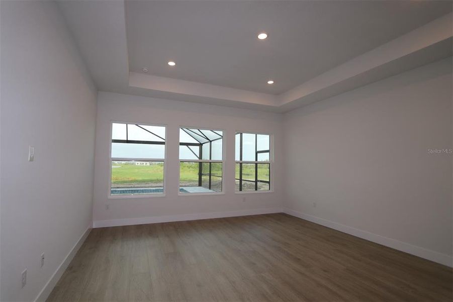 Spacious, unfurnished interior of a new home in Palmera Wellen Park - Classic Series, Venice (Image 26). Spacious, unfurnished interior of a new home in Palmera Wellen Park - Classic Series, Venice (Image 26).