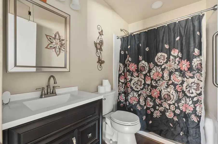 Furnished interior view inside a new home in , Grandview (Image 5).