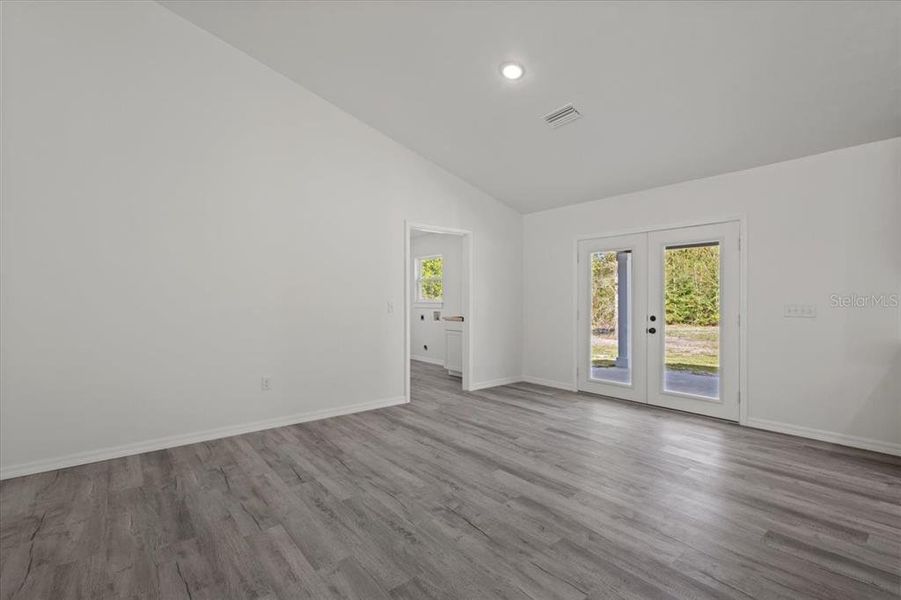 Spacious, unfurnished interior of a new home in , Bell (Image 26).