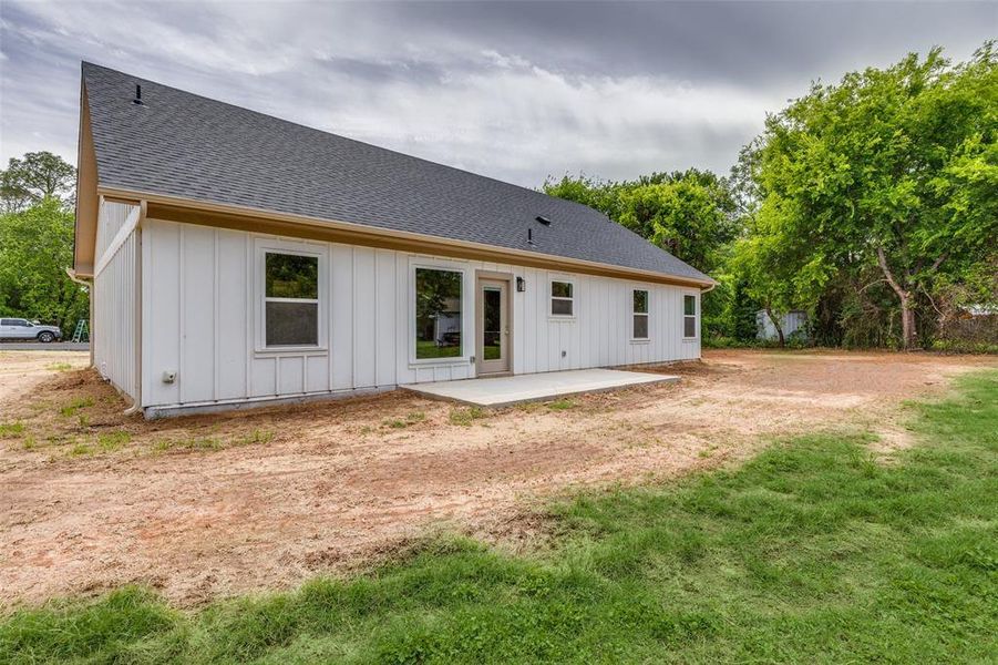 Exterior details and patio area of a home in , Granbury (Image 3).