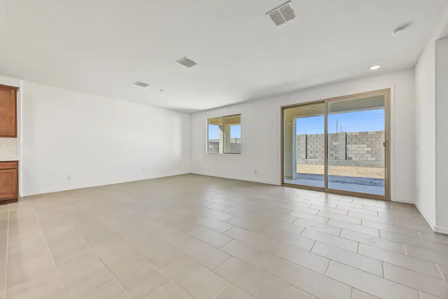 Spacious, unfurnished interior of a new home in Tyler Ranch, Buckeye (Image 8).
