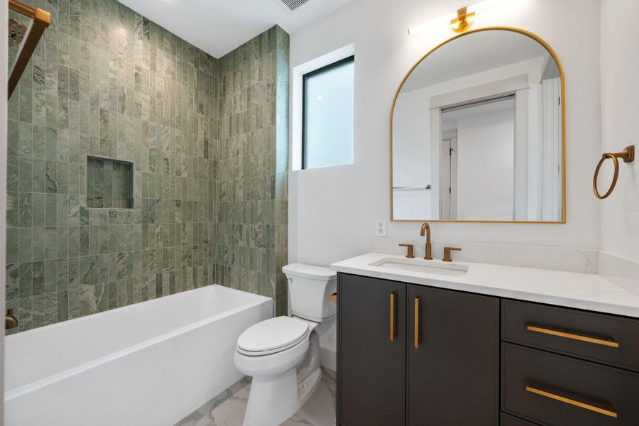 Full bath with vanity and washtub / shower combination