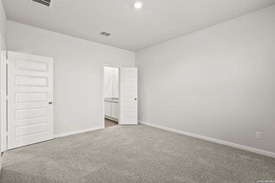 Spacious, unfurnished interior of a new home in Melissa Ranch, San Antonio (Image 26).